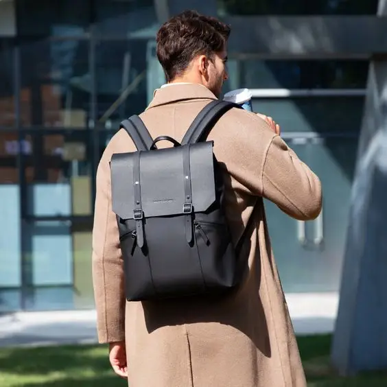 Як правильно носити рюкзак для міста?
